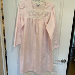 Miss Elaine Night Gown Sz medium Long Sleeve Pullover Pink Lace Embroidery. EUC